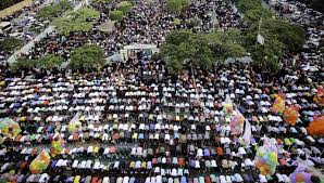 أدى ملايين المسلمين حول العالم صلاة عيد الفطر صباح اليوم الخميس، وتصدر المصلون في المسجد الأقصى المشهدَ، حيث بلغ عددهم 100 ألف مصلٍ، وفي قطاع غزة اقتصرت صلاة العيد على المساجد ومنعت في الساحات المركزية أو في العراء. ÙƒÙŠÙÙŠØ© ØµÙ„Ø§Ø© Ø¹ÙŠØ¯ Ø§Ù„ÙØ·Ø± Ù…Ø¬Ù„Ø© Ø³ÙŠØ¯ØªÙŠ