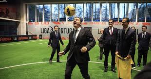 Quem sabe nunca esquece: Luís Montenegro dá toques de craque na inauguração  da nova sede da Liga de Clubes - Atualidade - Sportinforma