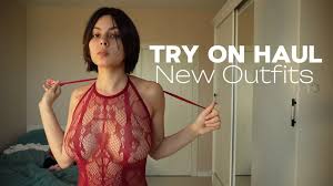 Wypróbuj nowe ubrania spódnice, spodnie, topy, bluzki