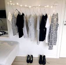 L Idee Diy Idee Pour Creer Un Espace Dressing Pour Mettre En Valeur Quelques Pieces Uniques Prendre Une Branche De Bois Deco Design Deco Dressing Idee Deco