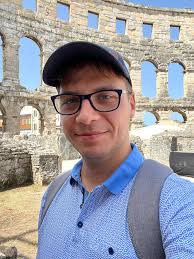 Can apps be added to the infotainment center?