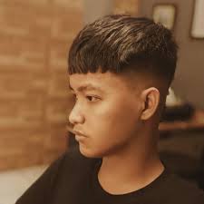 Rambut cepol dengan kesan berantakan ini merupakan salah satu gaya favorit untuk anak sekolah. Inilah 9 Model Rambut Pria Berponi