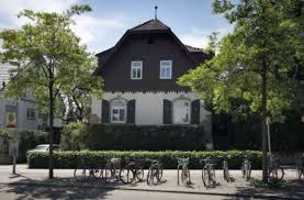 Wie berichtet, will der verein das marode dach des hauptgebäudes für circa 47.000 euro instand setzen lassen. Im Clara Zetkin Haus Mitte Treffen Sich An Lauen Sommerabenden Nicht Nur Politisch Interessierte Aus Dem Linken Spektrum Catherine Rommel Von Rechts Adele Sperandio Und Karl Rehmann Reden Bei Maultaschen Uber Gott Und Die