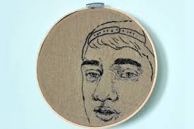 Genaro Moreno utiliza telas e hilos para interpretar y analizar la figura  masculina