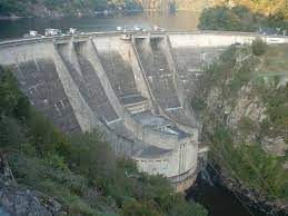 Le lac de barrage de bort les orgues se situe sur la commune du même nom, dans le département de la. Barrage De L Aigle Bild Von Bort Les Orgues Correze Tripadvisor