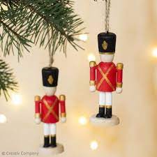 Diy Peindre Une Suspension Casse Noisettes Nutcracker Crafts Nutcracker Christmas Diy Christmas Ornaments