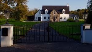 Dieses erstaunliche eigentum ist in der küstenstadt des schreis co wicklow, ungefähres 17kms von dublin. Haus Kaufen In Irland Traumhaus Am Lough Boderg