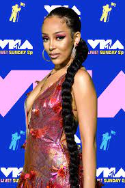 Amala ratna zandile dlamini (born on october 21, 1995 in calabasas, california), better known by her stage name doja cat, is a rapper, singer, songwriter, producer and dancer. Doja Cat Puts A Twist On The Low Ponytail At The Mtv Vmas 2020 Vogue