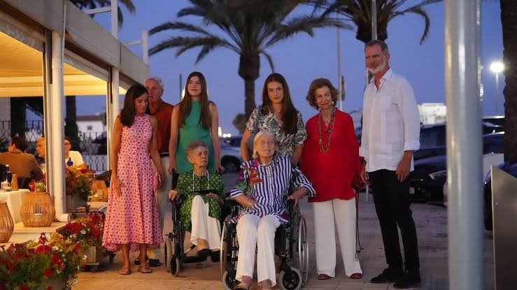 Felipe VI y la reina Letizia, de cena sorpresa por Mallorca con la princesa  Leonor y la infanta Sofía: los detalles de la velada