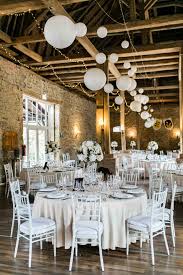 Hochzeit im schloss schöningen (restauriert 1995), erbaut 1350 von herzog magnus von gerne organisieren wir ihre traumhochzeit von den feierlichkeiten im schloss bis hin zu den. Eventscheune Schloss Assumstadt Rustikale Hochzeits Deko Hochzeitslocation Hochzeit Schloss