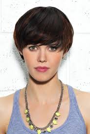 Couper une mèche de côté (ou en biais, on peut dire les deux) peut se réaliser sur cheveux secs ou sur cheveux mouillés à condition de respecter 5/ maintenant que la frange est coupée à la longueur désirée, crée un dégradé léger sur la frange en coupant la zone en mèche à mèche droit ( les. Comment Se Coiffer Quand On A Les Cheveux Courts Coupe De Cheveux
