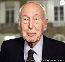 France's former president valery giscard d'estaing, its oldest surviving leader at 94, was hospitalised monday in paris, reportedly suffering from breathing difficulties, a source close to him said. Valery Giscard D Estaing A Nouveau Hospitalise Purepeople