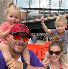 Anyone know who's fighting tomorrow (Saturday 12th 2pm) 👍