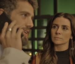 Alice vê ligação de Carol para César e estranha: 'Ué, achei que vocês mal  se conheciam'