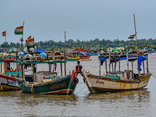 cyclone tauktae gujarat update: Cyclone Tauktae: 4526 fishing boats of Maharashtra, 2258 boats of Gujarat returned safely to harbour - The Economic Times