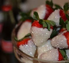 Sparkling Strawberries Dipped In White Chocolate Then Dusted With Sugar Crystals These Girly Wedding Strawberries White Chocolate Strawberries Wedding Food