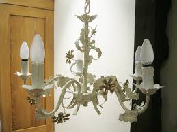 älterer Weisser Deckenleuchterkronleuchter Aus Metall Shabby Chic