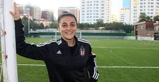 Beşiktaş kadın futbol takımı oyuncusu arzu karabulut, kürtçe müzik eşliğinde halay çektiği görüntüleri 'anladınız siz onu'. Milli Takim Kaptanindan Cagri Lutfen Kadin Futbol Takimi Kurun Fotomac