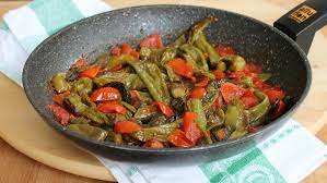 Fateli cuocere a fuoco medio per circa 20 minuti con un coperchio, per farli ammorbidire. Peperoni Friggitelli In Padella Ricetta Peperoncini Verdi