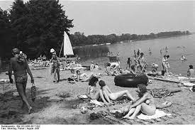File:Bundesarchiv Bild 183-1985-0817-002, FKK-Strand am Schwielochsee.jpg -  Wikimedia Commons