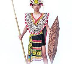 Ketua rumah adalah penjaga utama adat sala orang iban untuk memastikan kelancaran pelaksanaan adat dan dendanya demi ketenteraman dan keamanan. Baju Tradisional Orang Iban Bajuku