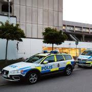Strax innan 19 fick polisen in flera samtal om höga smällar. Omni Alla Nyheter Alla Perspektiv