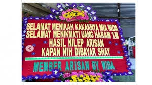 *** seno sedang asyik bercengkrama dengan dua orang temannya di sebuah gedung yang memiliki koridor panjang, di mana mereka tengah membahas penjualan produk yang semakin hari kian menurun. Tak Bayar Uang Arisan Perempuan Ini Dapat Kiriman Karangan Bunga Sadis Suara Surakarta