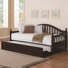 Traditional Wood Daybed With Trundle And There Are Pillows Sofa Daybed Ranjang Dorong Dekor