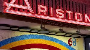 Dopo la serata dedicata a duetti e cover, la kermesse musicale riparte con la finale delle nuove proposte: 0zhrgvh057y1 M