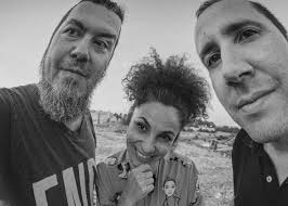 Carmelita Smith estrenan su discografía de estudio con 'Hard'