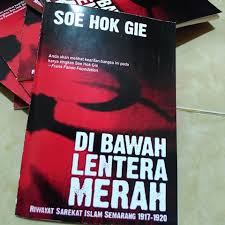 Di bawah lentera merah adalah karya tulis (makalah?) mendiang soe hok gie tentang pergerakan sarekat islam semarang dari tahun 1917 sampai 1920. Selamat Hari Buku Nasional Untuk Negeri Yang Rakyatnya Dilarang Membaca Opini Batok