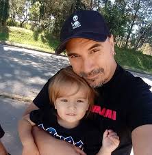 Is anyone a fan of Smallville? I've never watched much of it. But I don't  ever see anyone