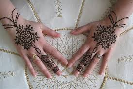 As the fashion trends are extending you can either select one type or use combination of two over the front and back of the hands. Best Gol Tikka Mehndi Designs 2017 2018 To Try On Events