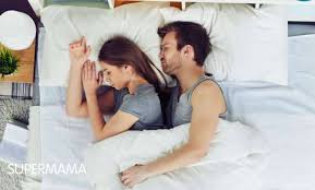 صور زوجين على السرير