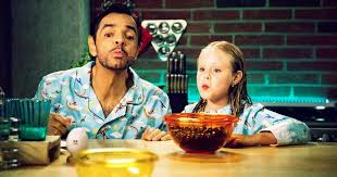 Decidido a devolver a la niña con su madre, emprende un viaje con ella a los angeles, pero la experiencia de convivir con su hija lo transforma en lo más íntimo. Frases De La Pelicula No Se Aceptan Devoluciones