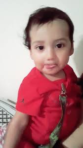 Niño De Playera Verde Q Saca La Lengua