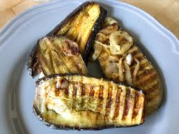 Très utilisée dans la cuisine méditerranéenne, l'aubergine nécessite d'être dégorgée, avant d'être cuisinée. Les Meilleures Recettes D Aubergines Grillees Pour Vos Repas D Ete Et Vos Bruchettas