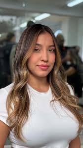 ✨Brunette ✨, Tonos dorados y miel perfectamente integrados para aportar  luz, movimiento y un acabado natural., Un cambio de look diseñado para  resaltar su belleza con colorimetría personalizada. ...