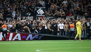 Forum für fans, die sich für auswärtsspiele der eintracht organisieren. Eintracht Frankfurt Fans Crash Barrier While Celebrating Dramatic Victory Against Benfica