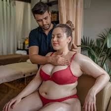 For baby massage, choose cold-pressed oils like coconut, almond, or olive  oil, valued for their essential fatty acids, tocopherols (vitamin E), and  phenolic compounds. These oils enhance skin hydration, strengthen the lipid