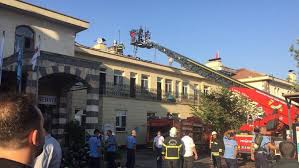Gaziantep'in nizip ilçesinde evlerinde çıkan yangın nedeniyle balkonda mahsur kalan 2'si çocuk 5 kişilik aile itfaiye ekiplerince kurtarıldı. Son Dakika Gaziantep Te Ozel Hastanede Yangin Son Dakika Flas Haberler