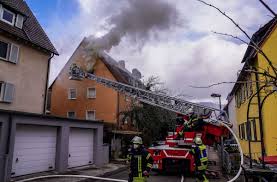 Handelt es sich dabei allerdings um eine fehlmeldung, muss der einsatz oft selbst bezahlt werden. Feuerwehreinsatz In Altbach Brand In Dachgeschosswohnung 100 000 Euro Schaden Kreis Esslinger Zeitung
