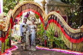 Mariage administratif ou mariage symbolique ? Bali 11 Fevrier Couple Adoptant Scene De Mariage En Preparation Pour La Ceremonie Religieuse Le 11 Fevrier 2012 A Bali En Indonesie La Plupart Des Balinais Se Marier Dans Leur Debut
