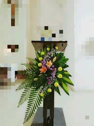 Bunga ini punya bentuk daun yang agak unik, yakni berbentuk bulat. 22 Ide Rangkaian Di Mimbar Altar Di 2021 Rangkaian Bunga Bunga Altar