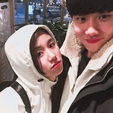 Ah Chaeyoung And Her Brother Are So Cute Kpop Twice Sana Mina Momo Dahyun Chaeyoung Tzuyu Jihyo Nayeon Ju Korean Best Friends Girl Group Siblings
