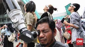 Fase gerhana total atau fase gerhana cincin (tergantung gerhana matahari total atau cincin): Perbedaan Gerhana Matahari Cincin Dan Gerhana Total