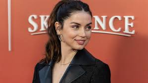 Ana de Armas ve Oscar Isaac'li Bananas'ın haklarını Apple aldı