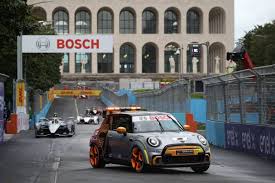 Negli anni '80 un giovane proletario irlandese mette assieme un gruppo di musicisti. 20 Years Of Modern Driving Pleasure In The Mini