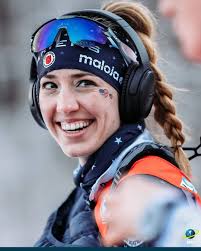 Smiling because I love my job 🇺🇸 Smiling because I cleaned my first World  Cup race last week in the relay! 2x ⚪️⚪️⚪️⚪️⚪️ Smiling because I got to  race with @halliegeee last