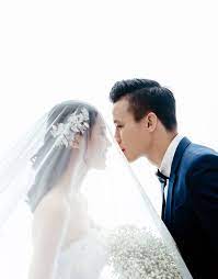 Đội trưởng quế ngọc hải trở thành trung tâm chế ảnh của dân mạng qua hành động an ủi cầu thủ uae nhận thẻ đỏ. áº£nh CÆ°á»›i Tuyá»‡t Ä'áº¹p Cá»§a Quáº¿ Ngá»c Háº£i Va Báº¡n Gai Thuy PhÆ°Æ¡ng